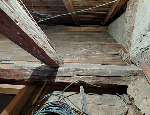 Zateplení stropu rodinného domu pomocí foukané izolace